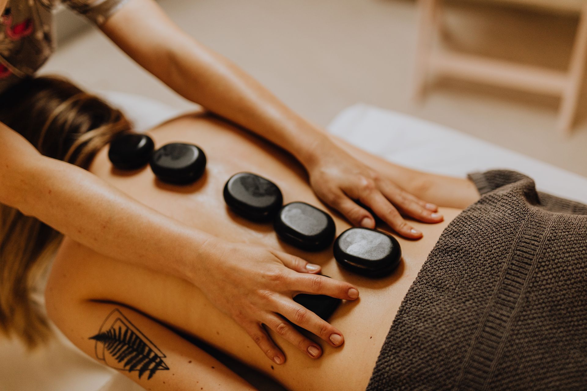 Mulher recebendo massagem relaxante em ambiente sereno
